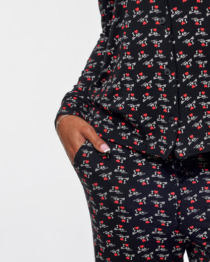 Cozy black pajamas featuring a playful "I Love Gal" print, perfect for stylish lounging or sleep.