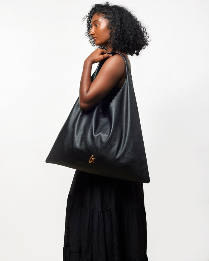 Stylish black pebble hobo shoulder bag, featuring a spacious design and elegant silhouette, perfect for everyday use.