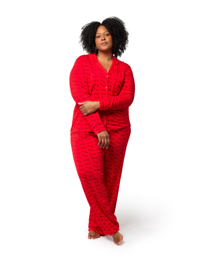 Red women's pajamas featuring a stylish design, perfect for comfortable lounging and sleep. Ideal for cozy nights.