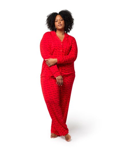 Red women's pajamas featuring a stylish design, perfect for comfortable lounging and sleep. Ideal for cozy nights.